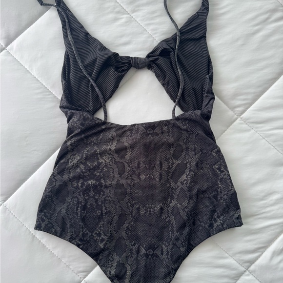 Acacia Python One Piece - Picture 2 of 3